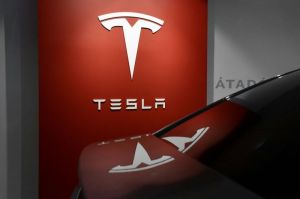 Ilustrasi logo Tesla.(UNSPLASH/MILAN CSIZMADIA)