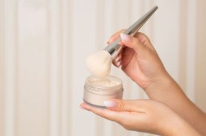 Ilustrasi loose powder(Dok. Shutterstock/Viktoriya Pavliuk)/