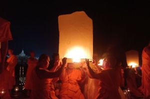 Para peserta dan umat Buddha sedang menerbangkan lampion pada tahun 2023. (KOMPAS.COM/BAYUAPRILIANO)