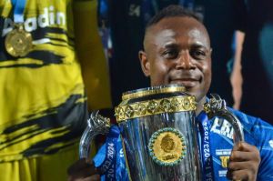 Victor Igbonefo dan trofi keempatnya di Liga Indonesia, ia tercatat sebagai pemain Persib Bandung yang membawa juara Liga 1 2023-2024.(KOMPAS.com/Adil Nursalam)