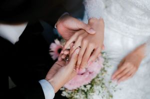 Memilih cincin pernikahan Lovary.id.(Dok. Lovary.id)
