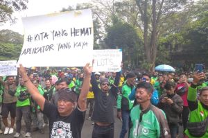 Sejumlah pengemudi Ojol dan Taksi Online menggelar unjukrasa di depan Gedung Sate, Kota Bandung, Jawa Barat menolak tarif murah, Selasa (25/6/2024).(Kompas.com/Faqih Rohman Syafei)