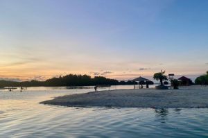 Suasana Pantai Perawan di Pulau Pari, Kepulauan Seribu, menjelang malam hari, pada Senin (8/7/2024). Wisatawan yang tadinya ramai, mulai meninggalkan pantai. (KOMPAS.com/FAQIHAH MUHARROROH ITSNAINI)