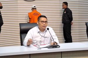 Direktur Penyidikan KPK Asep Guntur Rahayu menyatakan tengah mengusut dugaan pemerasan, gratifikasi, dan pengadaan barang dan jasa di lingkungan Pemkot Semarang, Rabu (17/7/2024).(KOMPAS.com/Syakirun