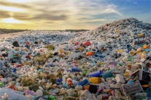 tumpukan sampah plastik dan kegagalan regulasi lingkungan Indonesia