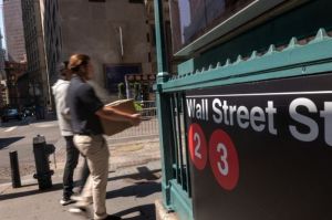 Warga berjalan di Wall Street, di depan New York Stock Exchange (NYSE), Amerika Serikat. (AFP/SPENCER PLATT/GETTY IMAGES NORTH AMERICA)