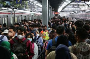 Kelas menengah turun kelas. Para penumpang yang sebagian besar pekerja komuter memadati peron Stasiun Tanah Abang, Jakarta Pusat, saat jam pulang kerja, Jumat (10/2/2023).