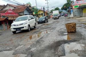 Ilustrasi mobil melintasi jalanan rusak.(kompas.com)