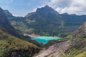 Panorama Kawah Gunung Kelud yang diambil pada Kamis (4/8/2022).(KOMPAS.com/ANGGARA WIKAN PRASETYA)
