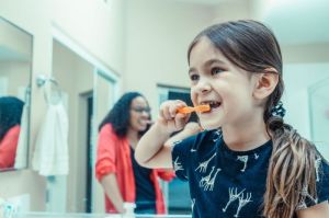 Ilustrasi anak dan orangtua menggosok gigi. Bukan Pagi dan Sore, Ini Waktu Terbaik untuk Sikat Gigi Saat Puasa(pexels.com)