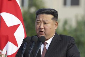 Pemimpin Tertinggi Korea Utara Kim Jong Un saat berpidato di Universitas Pertahanan Nasional untuk memeringati 60 tahun berdirinya kampus itu, di Ibu Kota Pyongyang, 7 Oktober 2024.