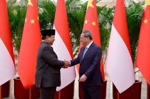 Presiden RI Prabowo Subianto (kanan) bersama Perdana Menteri China, Li Qiang saat bertemu di Beijing, China, Sabtu (9/11/2024).(Dok Sekretariat Presiden)