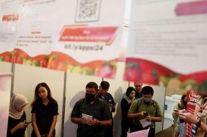 Peserta bursa kerja saat mereka mengunjungi setiap stan perusahaan yang membuka lowongan pada acara Undip Job Fair di Gedung Prof Sudarto, Universitas Diponegoro