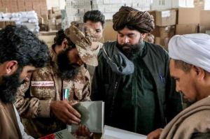 Foto yang diambil pada 12 November 2024 ini menunjukkan personel otoritas Taliban sedang mengevaluasi buku-buku yang diimpor dari Iran ke Afghanistan di gudang pabean di Herat.