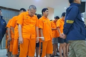 Polda Metro Jaya akhirnya menampilkan tersangka Adhi Kismanto dan Denden Imadudin Soleh yang ditangkap terkait kasus situs judi online (judol) yang melibatkan pegawai Kementerian Komunikasi dan Digita
