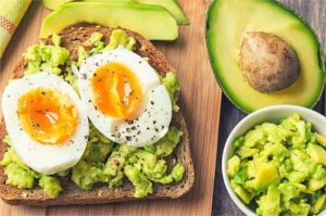 sarapan sehat dengan roti gandum, alpukat, dan telur rebus