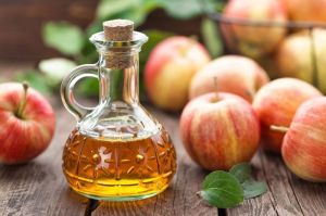 Cuka sari apel mengandung probiotik yang diketahui bisa membantu meredakan diare. Namun, benarkah cuka sari apel baik dikonsumsi saat diare?(Shutterstock/Sea Wave)