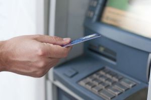 Ilustrasi ATM. Cara tarik tunai tanpa kartu kini makin mudah. Melalui Jaringan PRIMA, nasabah bisa tarik tunai tanpa kartu beda bank hanya lewat aplikasi m-banking(Freepik/Dragana_Gordic)