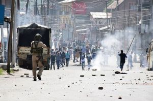 Polisi India sedang menghalau pemberontak di Kashmir.(Wikimedia Commons)