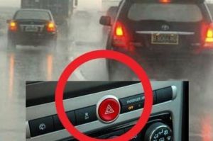 Larangan menyalakan lampu hazard saat hujan.(kompas.com)