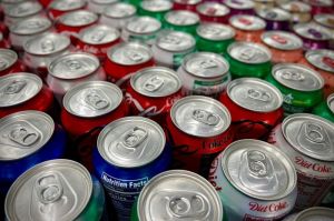 Ilustrasi kaleng minuman bersoda. Penderita hipertensi perlu menghindari konsumsi minuman soda.(Dok. Unsplash/Charlie Wollborg)