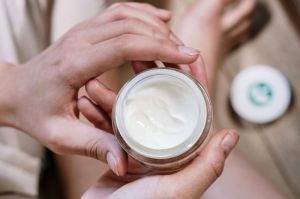 Ilustrasi skincare mengandung merkuri.(PEXELS/COTTONBRO STUDIO)