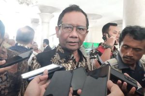 Mantan Menko Polhukam Mahfud MD saat menemui wartawan di Balairung, Universitas Gadjah Mada (UGM), Selasa (4/02/2025).(KOMPAS.COM/YUSTINUS WIJAYA KUSUMA)