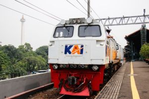 Ilustrasi kereta api. Tarif parsial KA Gunungjati. Tarif parsial KA Cakrabuana. Rute KA Gunungjati. Rute KA Cakrabuana. Harga tiket KA Gunungjati. Harga tiket KA Cakrabuana.(PT KAI Daop 1 Jakarta)