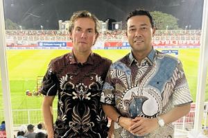 Asisten pelatih timnas Indonesia Alex Pastoor dan Denny Landzaat foto menggunakan batik saat laga pekan ke-22 Liga 1 2024-2025