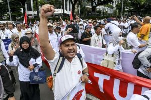 Sejumlah dosen yang tergabung dalam Aliansi Dosen ASN Kemdiktisaintek Seluruh Indonesia (ADAKSI) menggelar aksi di kawasan Patung Kuda, Jakarta, Senin (3/2/2025).