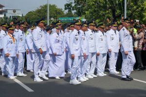 Sejumlah kepala daerah dan wakil kepala daerah terpilih mengikuti kirab ke Istana Kepresidenan, Jakarta, untuk dilantik pada, Kamis (20/2/2025).