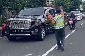 Muhammad Iqdam Kholid atau akrab disapa Gus Iqdam menumpang SUV mewah asal Amerika Serikat (AS), GMC Yukon Denali(Instagram @pacitanku)