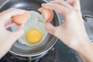 Ilustrasi telur, salah satu makanan yang bisa menyehatkan liver.(Dok. Unsplash/Marga Santoso)