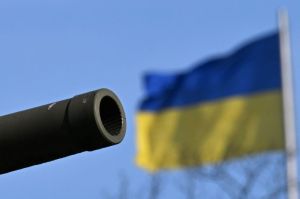 Bendera Ukraina berkibar di gedung Reichstag yang dihuni Bundestag (majelis rendah Jerman), menjadi latar belakang foto senjata tank Rusia T-34 ketika dipamerkan untuk Peringatan Perang Soviet