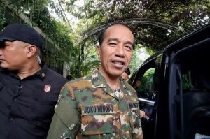 Presiden ke-7 Joko Widodo (Jokowi), mengenakan seragam Komponen Cadangan Angkatan Darat (Komcad) saat akan bakal menghadiri parade senja retret kepala daerah di Akademi Militer  Magelang
