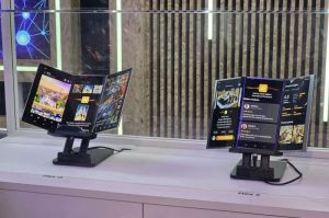 Ponsel lipat tiga Samsung Flex G (kiri) dan Flex S (kanan) yang dipamerkan di MWC 2025(Kompas.com/Galuh Putri Riyanto)