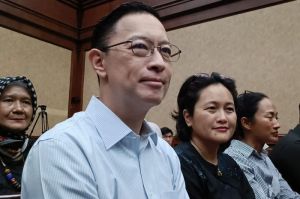 Eks Menteri Perdagangan Thomas Trikasih Lembong alias Tom Lembong saat hendak menjalani sidang dengan agenda tanggapan jaksa atas eksepsi di Pengadilan Tipikor Jakarta Pusat, Selasa (11/3/2025)