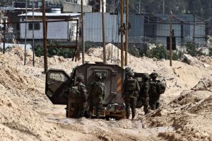 Tentara Israel bersiaga di kamp Nur Shams yang menampung pengungsi Palestina, di Tepi Barat pada 5 Maret 2025.(AFP/ZAIN JAAFAR)