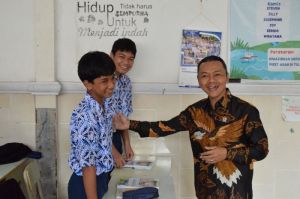 Wakil Menteri Pendidikan Dasar dan Menengah, Fajar Riza Ul Haq, dalam kunjungan kerjanya ke Sekolah Mardi Yuana Serang, Banten, pada Kamis (20/3/2025)(Dokumen Kemendikdasmen)