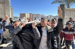 Warga Palestina membawa jenazah seorang kerabat yang tewas dalam serangan Israel, selama pemakaman mereka di Khan Younis di Jalur Gaza selatan pada 23 Maret 2025.(AFP)