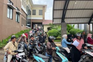 Antrean pengendara motor yang mengular untuk mereka yang hendak balik nama kendaraan bermotor (BNKB) di Samsat Depok, Selasa (25/3/2025).(KOMPAS.com/DINDA AULIA RAMADHANTY)