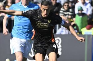 Kapten Timnas Indonesia dan Venezia FC Jay Idzes berduel bersama Romelu Lukaku (Lazio) pada laga Seri A Italia antara Venezia dan Napoli