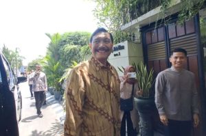 Ketua Dewan Ekonomi Nasional, Luhut Binsar Pandjaitan berlebaran ke rumah Presiden Ke-7 Republik Indonesia (RI), Joko Widodo (Jokowi) di Kota Solo, Jawa Tengah (Jateng), pada Senin (31/3/2025)