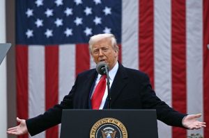 Presiden Amerika Serikat Donald Trump saat mengumumkan tarif impor baru dalam acara di Rose Garden, Gedung Putih, Washington DC, 2 April 2025. Barang yang kena dampak kebijakan tarif trum.