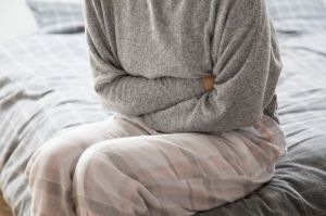 Perubahan pola makan dan gaya hidup sehat menjadi kunci penting dalam pengobatan penyakit peradangan usus atau IBD.(Freepik/katemangostar)