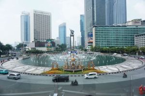 Situasi Bundaran Hotel Indonesia, Jakarta Pusat masih lengang sehari pasca libur lebaran usai, pada Selasa (8/4/2025). Pemerintah memberikan waktu cuti bersama Lebaran 2025 sampai dengan 7 April 2025.