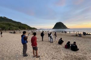 Wisatawan mengunjungi Pantai Pulau Merah di Pesanggaran Banyuwangi saat momen libur Lebaran. (KOMPAS.COM/ DOKUMENTASI Disbudpar Banyuwangi)