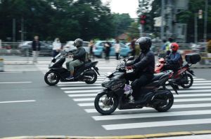 Sejumlah kendaraan roda dua dan empat melintasi jalan M H Thamrin, Jakarta Pusat, Rabu (9/4/2025). Aktivitas dan mobilitas di Jakarta tampak berangsur normal pasca libur lebaran usai.(KOMPAS.com)