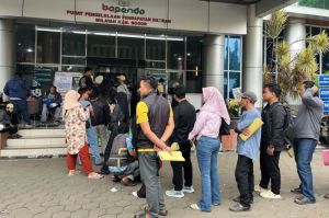 Antrean wajib pajak di Kantor Samsat Cibinong, Kabupaten Bogor(KOMPAS.com/DIO DANANJAYA)