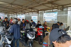 Ratusan warga Kabupaten Bandung, Jawa Barat, tengah mengantre untuk membayar pajak kendaraan bermotor (PKB) di Samsat Soreang, Jumat (11/4/2025)(KOMPAS.COM/M. Elgana Mubarokah)